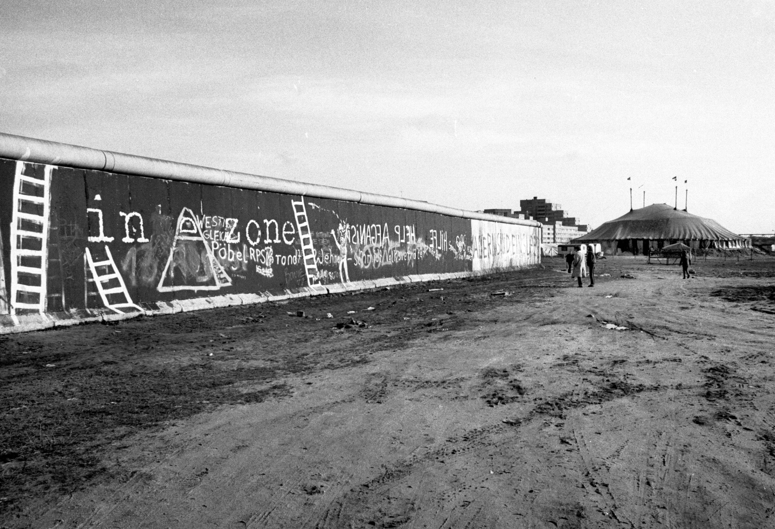 Berliner Mauer in Kreuzberg am Potsdamer Platz. Im Hintergrund das alte Tempodrom, 1982.