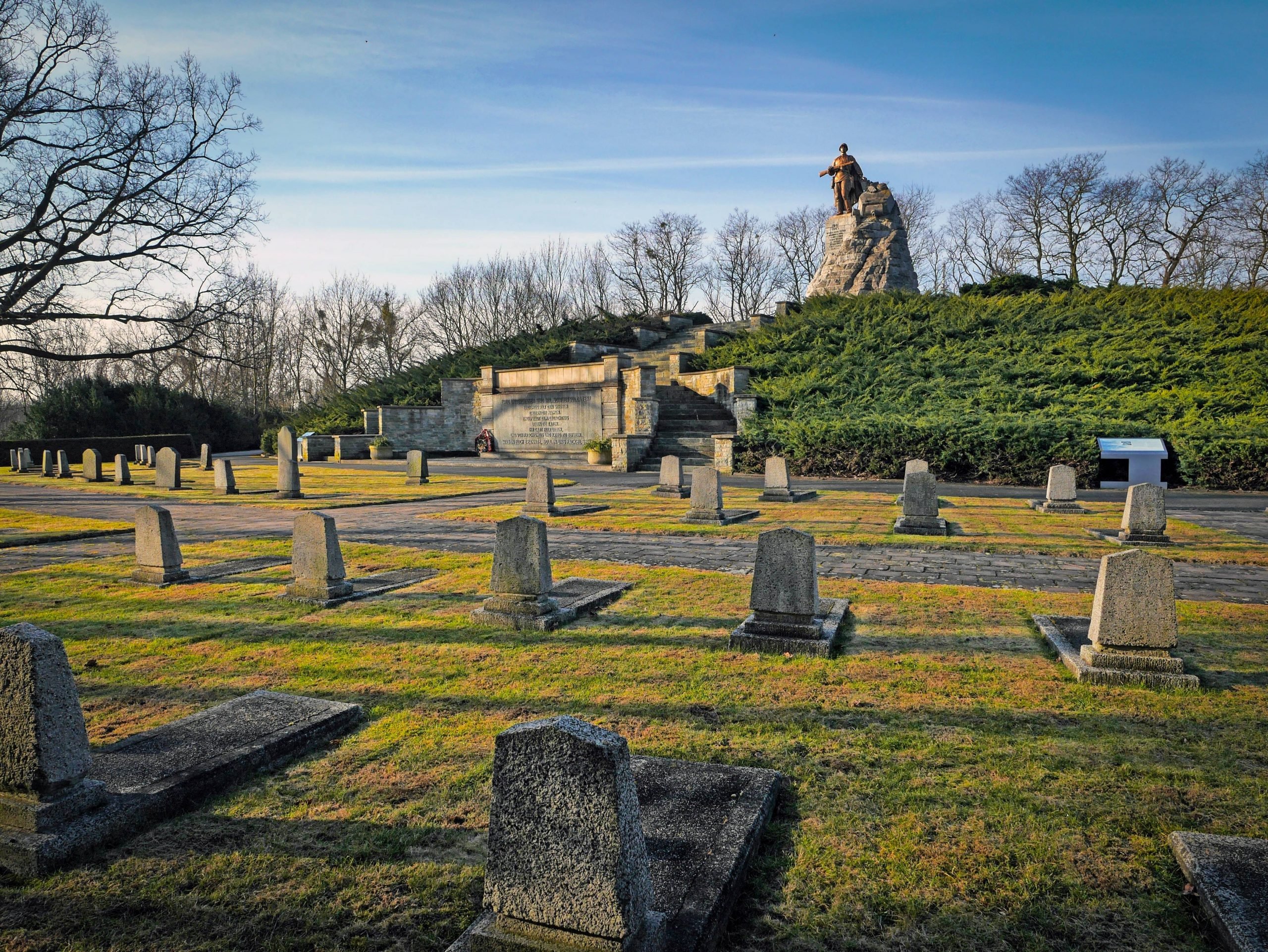75 Jahre nach Kriegsende: Die Gedenkstätte Seelower Höhen mit den Kriegsgräbern erinnert an ein vermeidbares Blutbad.