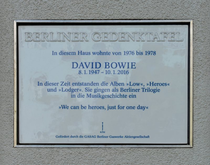 Berliner Gedenktafel am ehemaligen Wohnhaus von David Bowie in der Hauptstrasse.