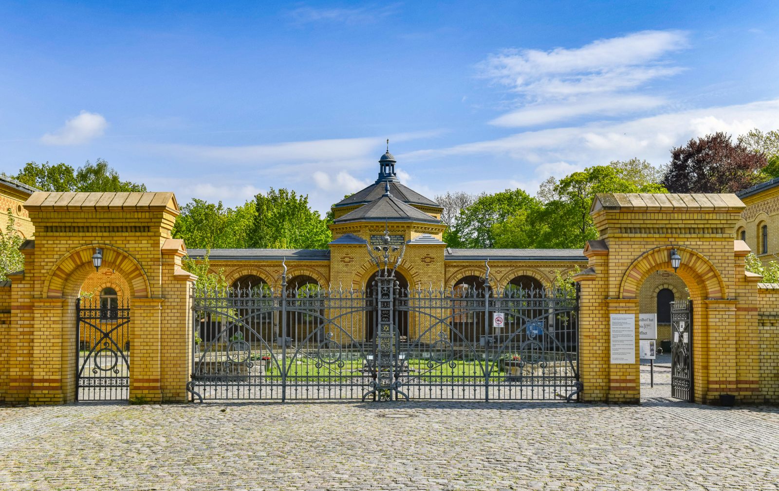 Durch dieses Portal kommt man auf den größten jüdischen Friedhof Europas. Foto: Imago/Schöning