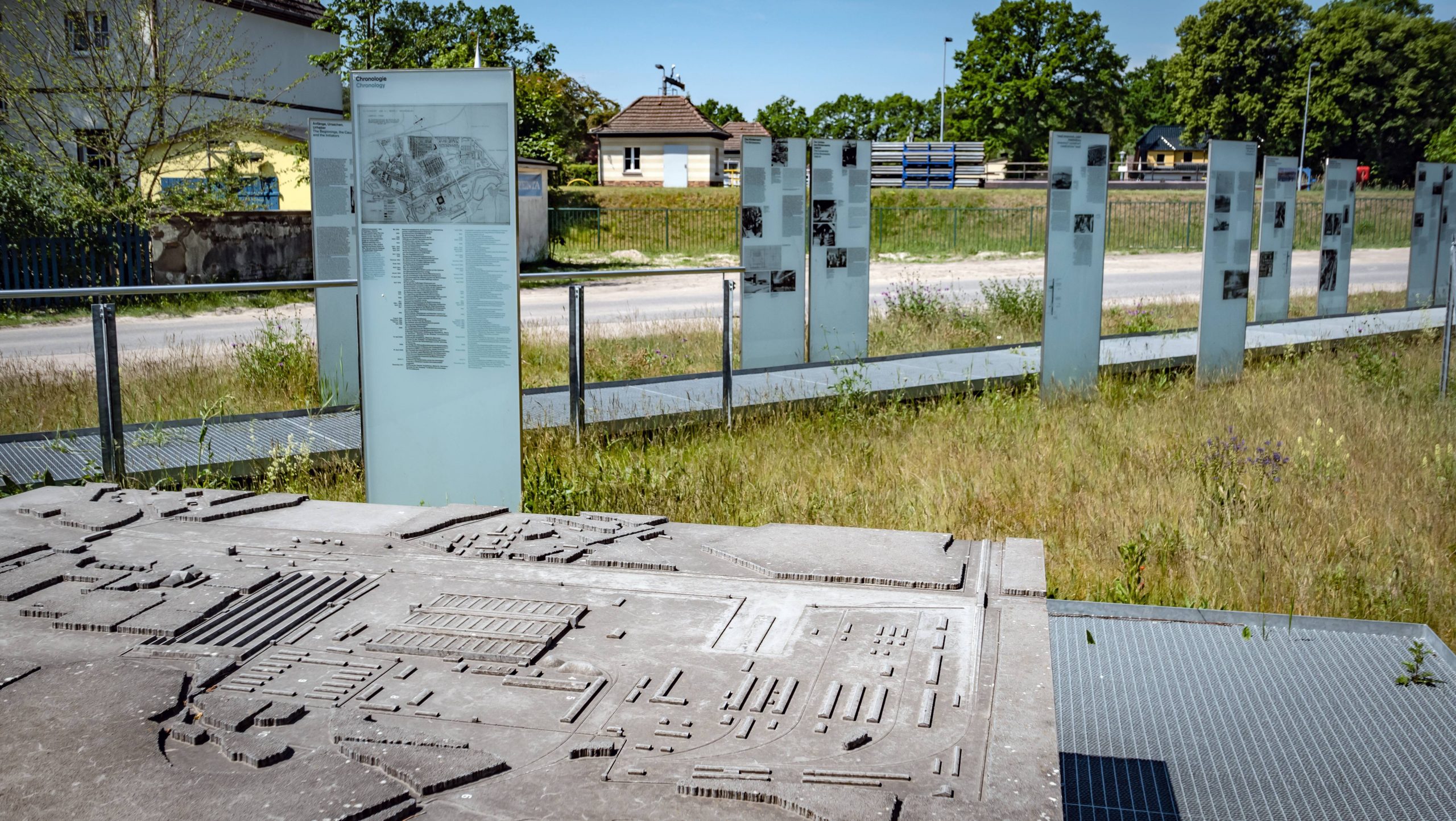 Die weitgehend zerstörten Anlagen des Außenlager Klinkerwerk des KZ Sachsenhausen zeigt ein Modell als Teil der Ausstellung auf dem Gelände des ehemaligen SS-Schießstandes.