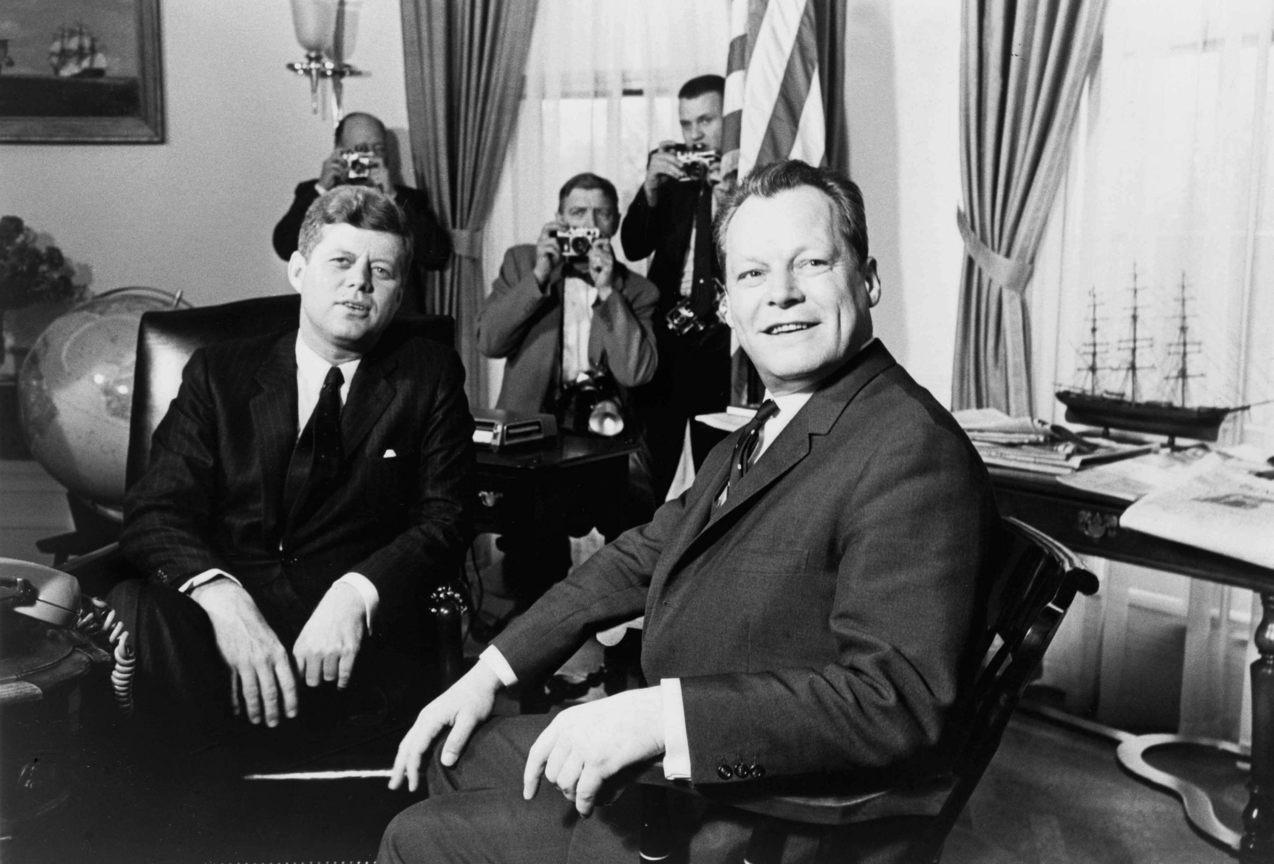 Berühmte Berliner: John F. Kennedy und Willy Brandt, während des Besuchs des US-Präsidenten im Juni 1963. 