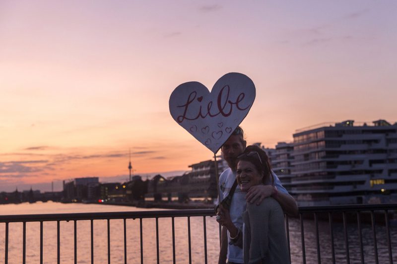 Dating-Apps bringen Menschen zusammen – Abendstimmung auf der Brücke über die Spree.