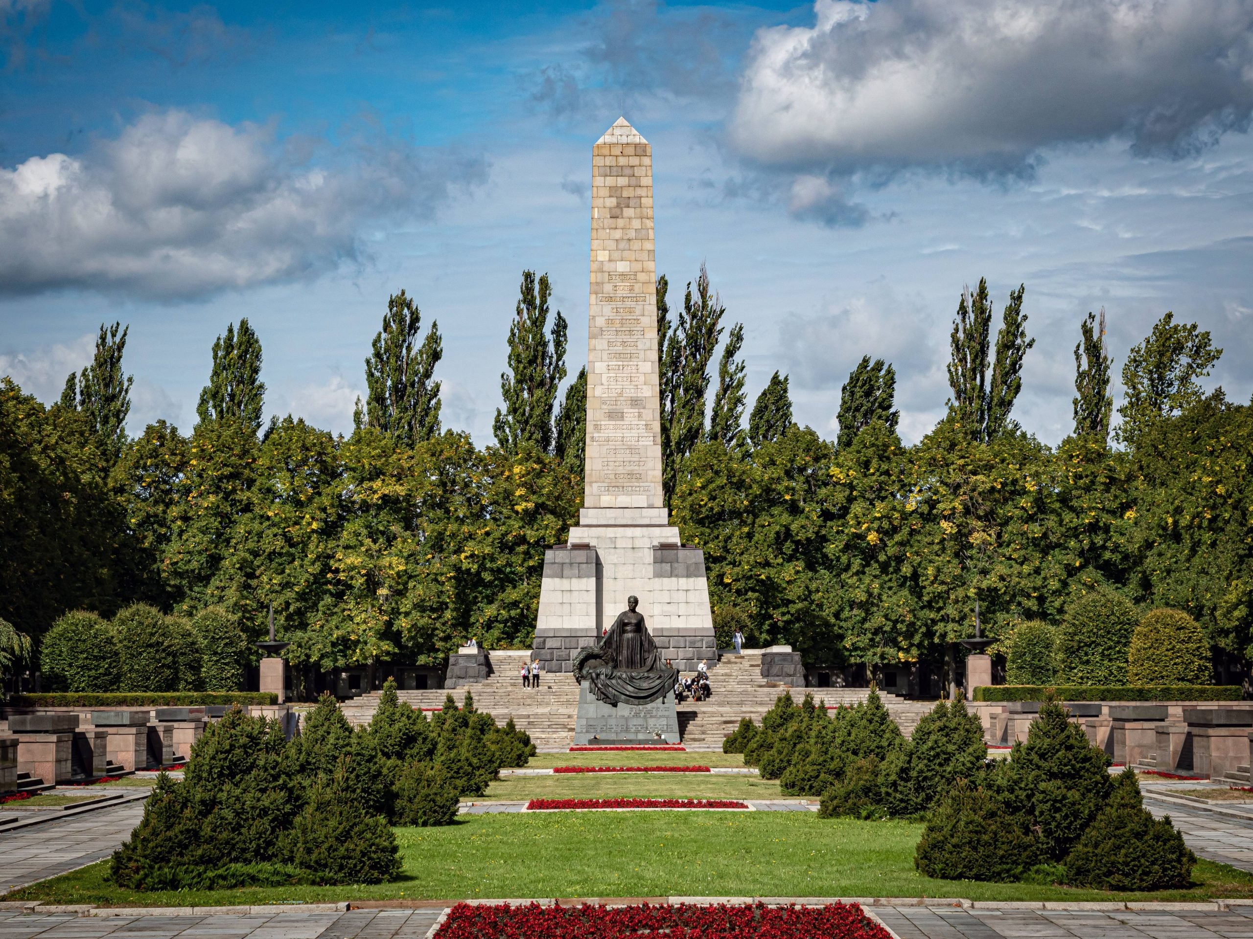 75 Jahre Kriegsende: Obelisk und "Mutter Heimat" – Sowjetisches Ehrenmal in Schönholz.