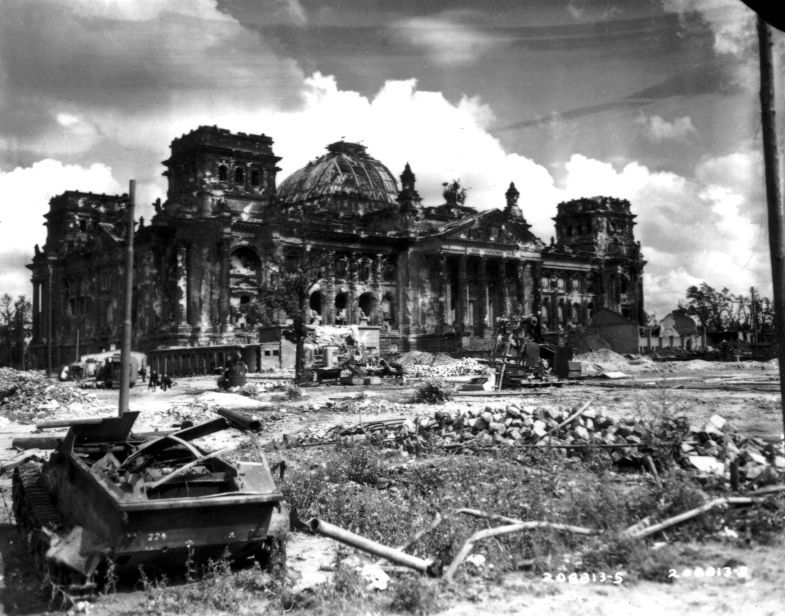 Fotos vom Kriegsende in Berlin: Der Reichstag nach der Schlacht um Berlin. Mai 1945.
