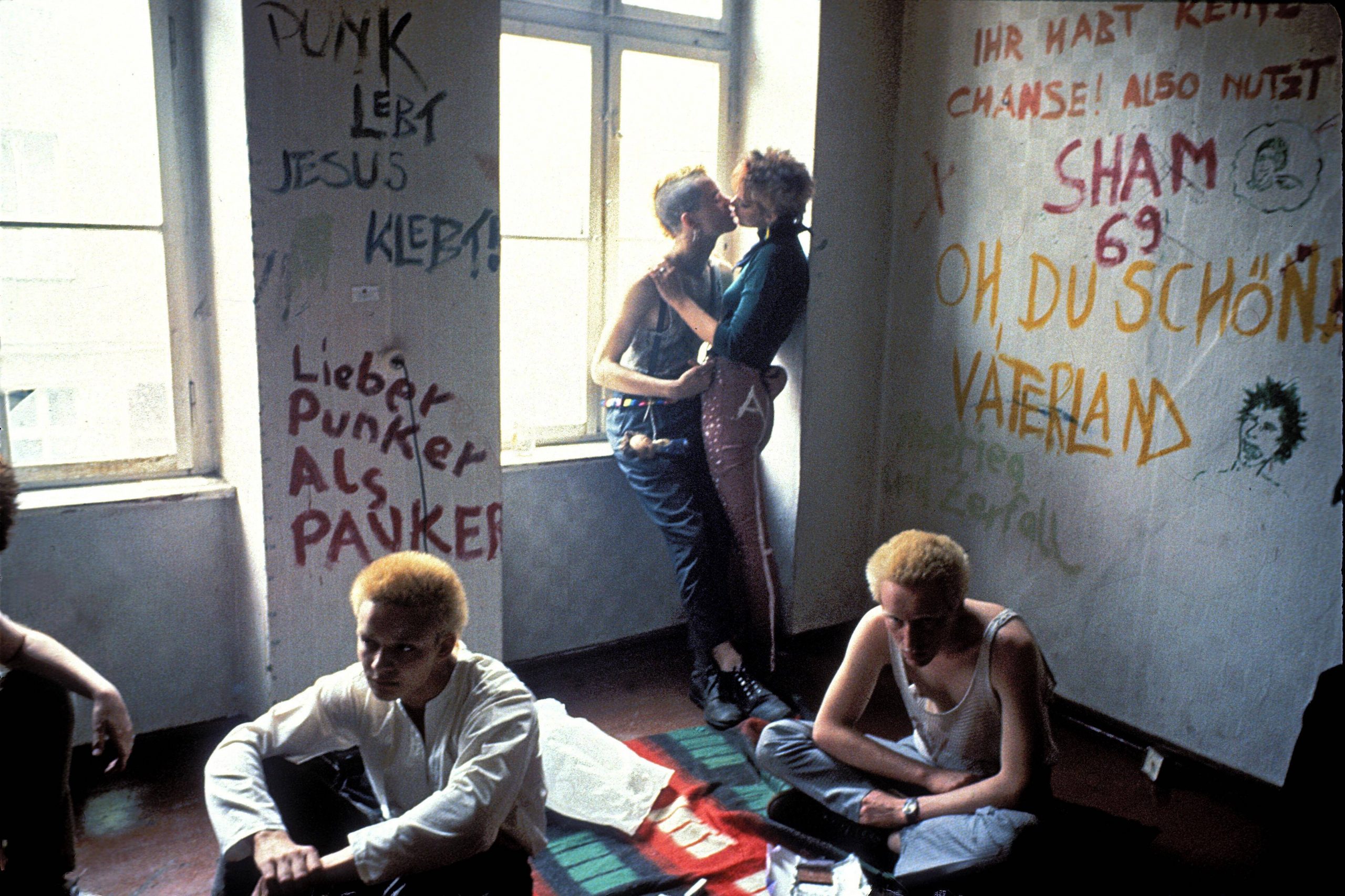 Punk in Ost-Berlin: Von Punks besetzte Wohnung in Ost-Berlin. Aufnahme von 1982. 