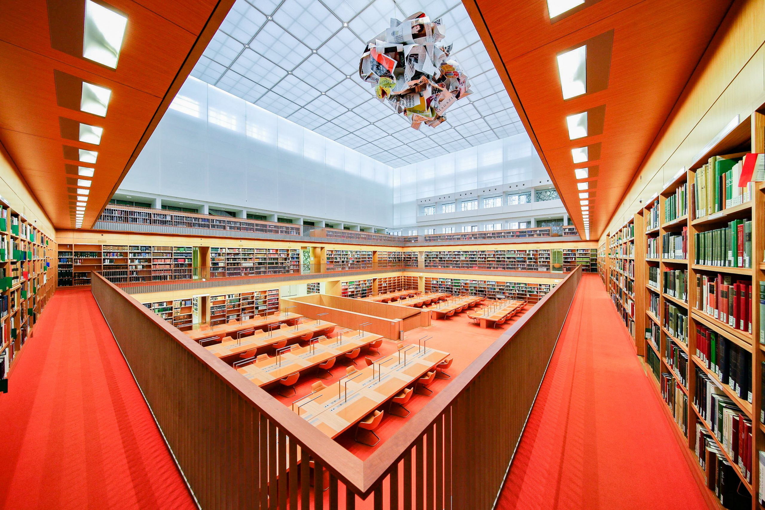 Blick in den frisch renovierten Lesesaal der Staatsbibliothek am Standort Unter den Linden. Foto: Imago/Reiner Zensen