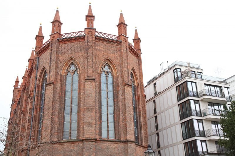 Gotische Architektur neben einem Neubau. Das gibt es nur in Köln, oder doch in Berlin?