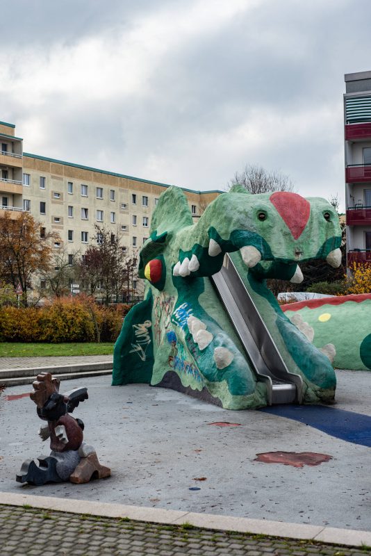 Kinder lieben den Drachenspielplatz in Friedrichshain.