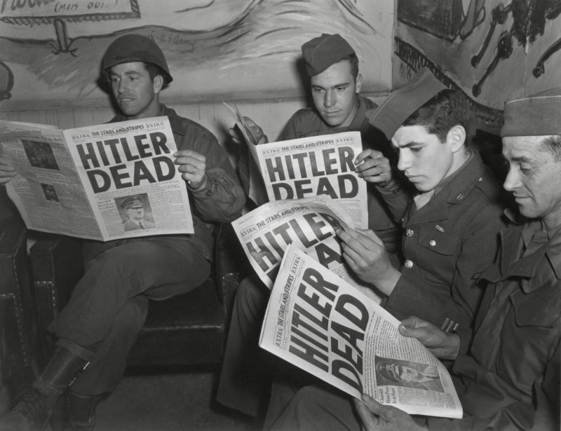 Diese US-Soldaten hatten am 2. man 1945 eine erfreuliche Lektüre. Die Fronzeitung verkündete Hitlers Tod.