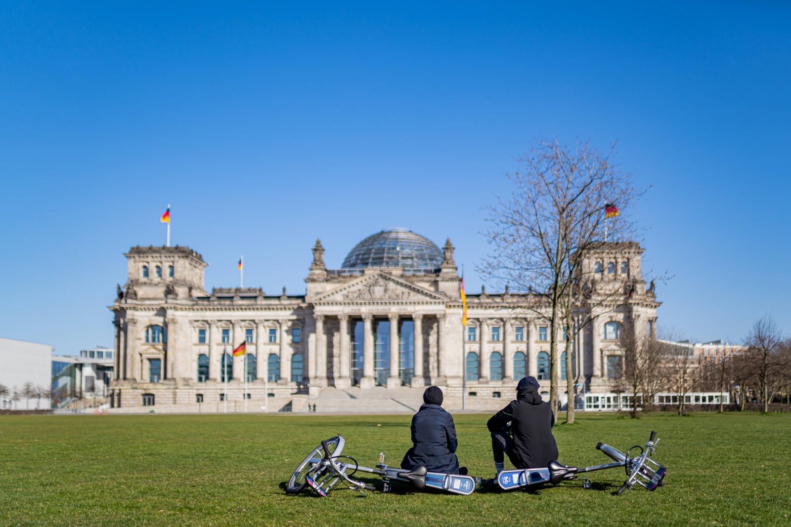 Berliner Mauer Fotos und Bilder: Heute tagt der Bundestag hier. Und die Wiese vor dem Gebäude ist bei Tourist*innen beliebt. Foto: imago images / Marius Schwarz