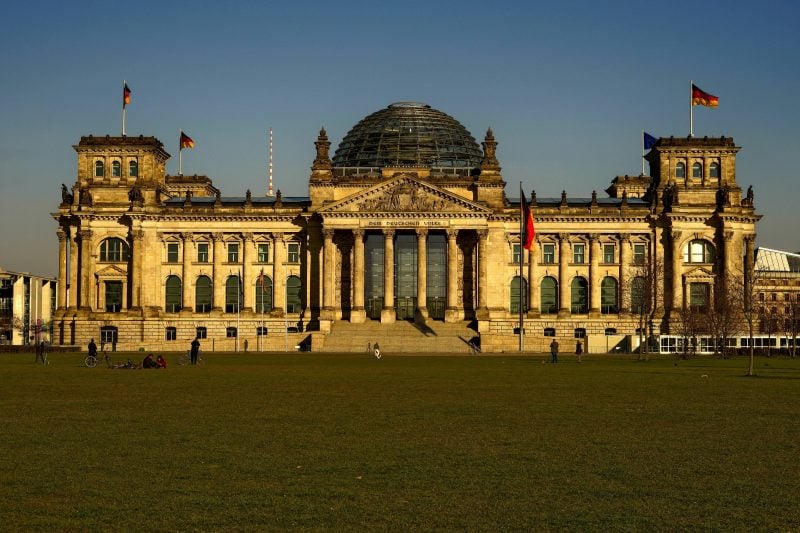 Im März 2020 erstrahlt der Reichstag in der Sonne. Berlin.