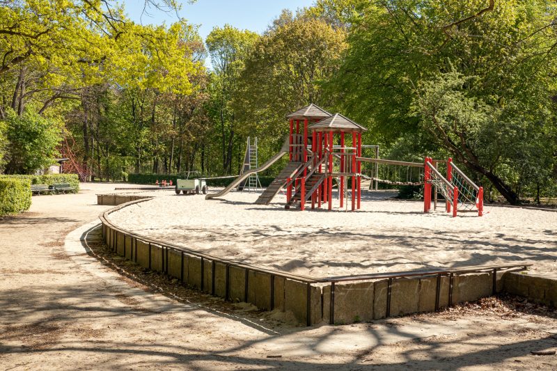 Der Spielplatz im Tiergarten bietet viel Fläche zum Bewegen. 