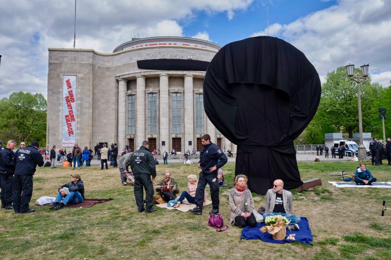 "Hygienedemo" am 25.4.2020: Die Volksbühne weigert sich, ihre Wahrzeichen als Kulisse zur Verfügung zu stellen. Foto: Imago/Rolf Zöllner