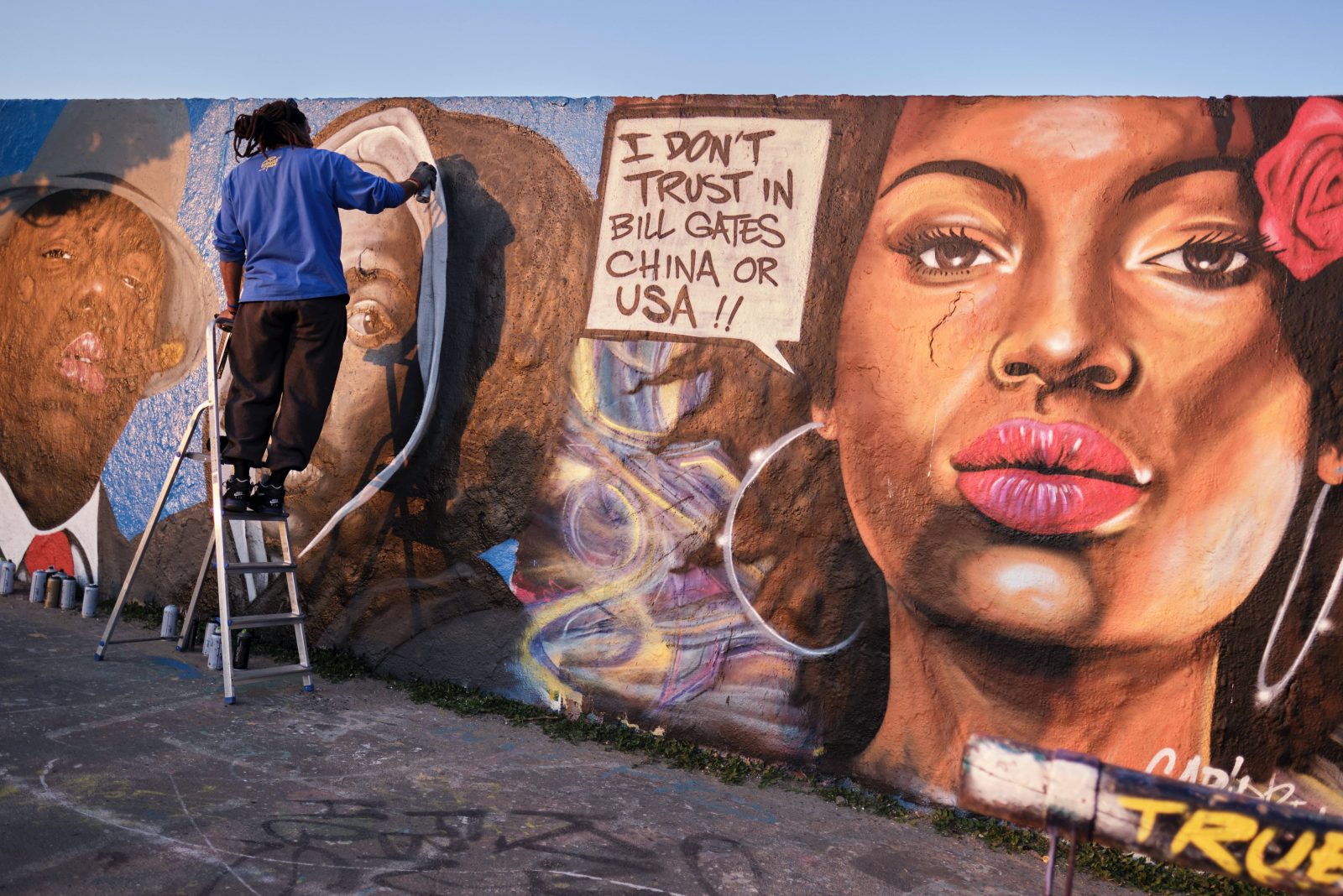 legal sprayen in Berlin An einem Mauerrelikt im Mauerpark darf legal gesprayt werden. Der Graffiti-Spot gehört zu den beliebtesten Berlins. 