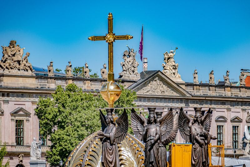 Das umstrittene Kreuz thront ab dem 29. Mai 2020 auf der Spitze des Stadtschlosses. Foto: Imago/Jürgen Ritter