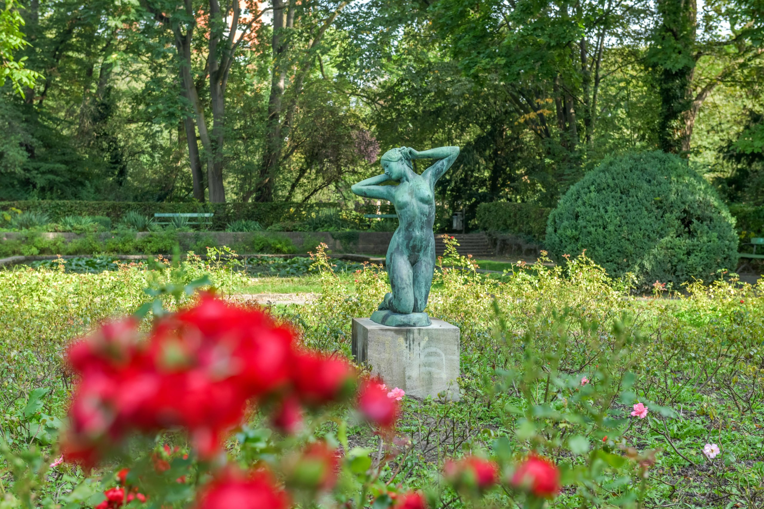 Das "Erwachende Mädchen" von Josef Limburg im Stadtpark Steglitz. Vor der Skulptur sind Blumen gepflanzt, hinter ihr liegt ein Seerosenbecken. Foto: Imago/LemFoto: Imago/Schöning