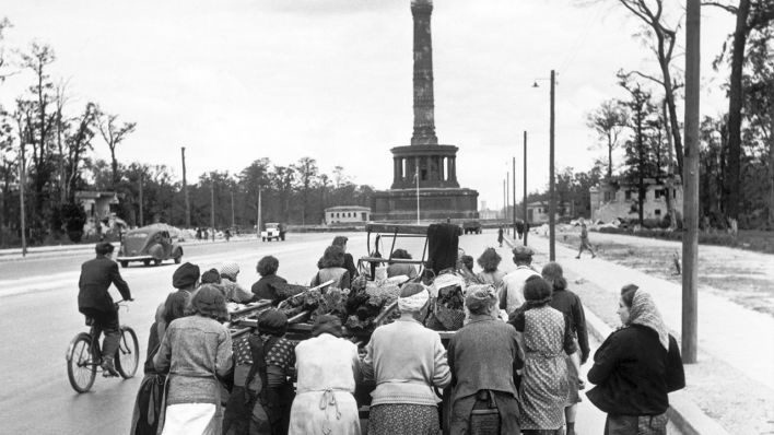 75 Jahre Kriegsende: Flüchtlinge an der Siegessäule im Tiergarten im Mai 1945