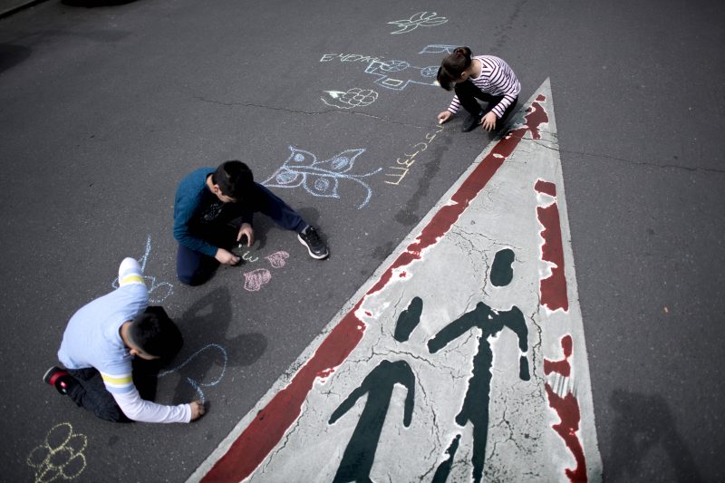 Auf den temporären Spielstraßen erobern Kinder die Straße mit Kreide zurück.