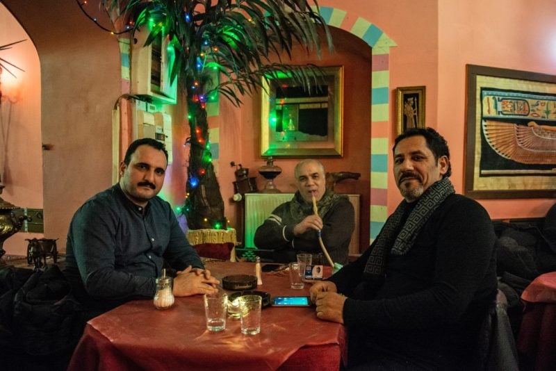 Corona, Shisha-Bars in Berlin und Hanau: Nader Khalil (links) und weitere Stammgäste im Shisha-Café Barbar Aga in Neukölln. 