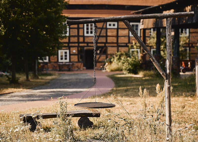 Urlaub auf dem Bauernhof in Brandenburg Auf dem Gut Ogrosen sind Urlauber:innen in Ferienwohnungen im historischen Landarbeiterhaus untergebracht.