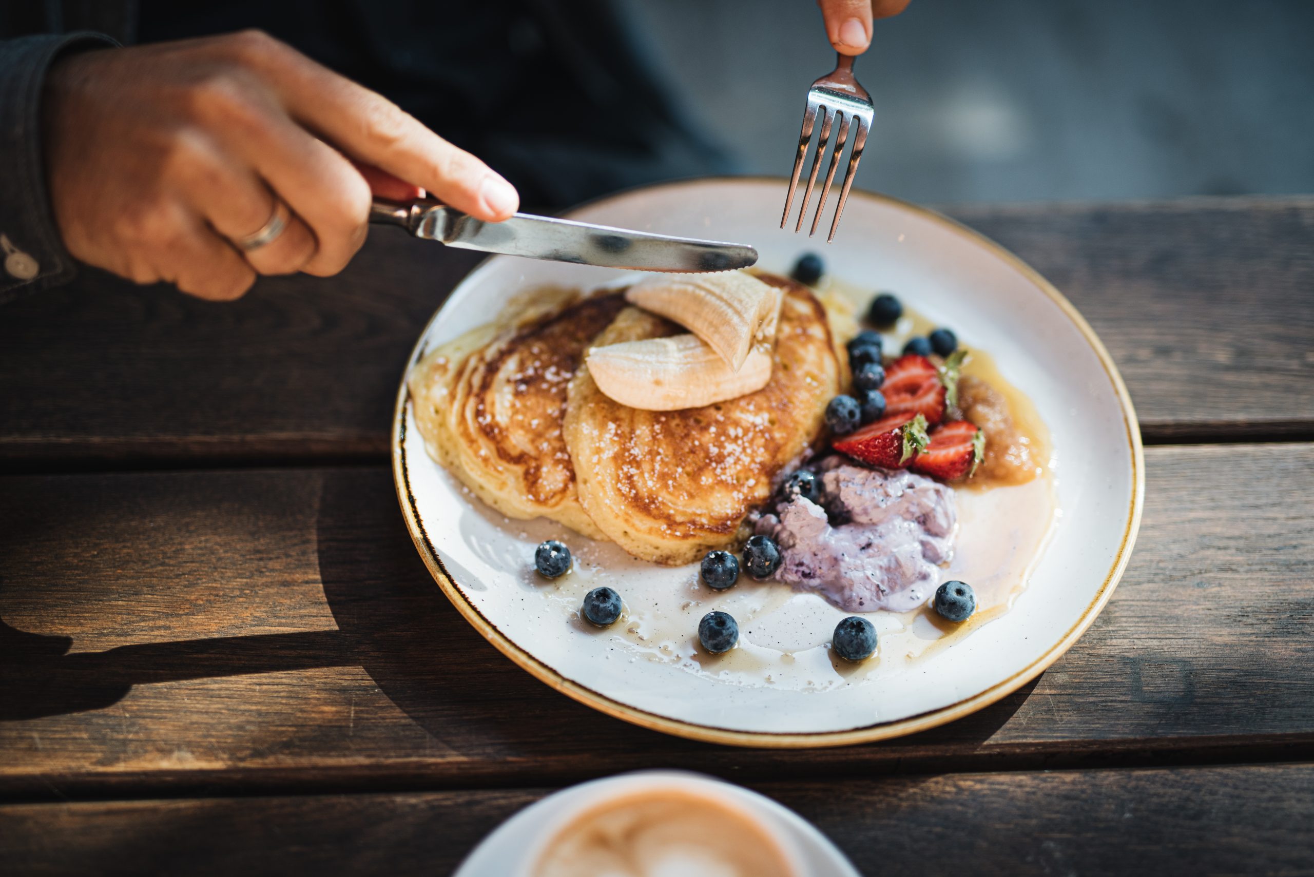 Frühstück und Brunch in der Sonne Buttermilch-Pancakes und Sonnenschein gibt es im 21 Gramm in Neukölln.