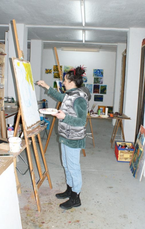 "Malen bereichert das Leben", sagt Birgit A. Jansen, die in ihrem Atelier in Lichterfelde-West regelmäßig Kurse anbietet. Foto: Promo