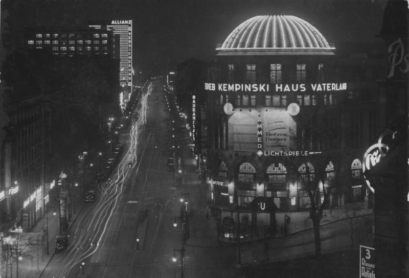 Nächtlicher Blick vom Potsdamer Platz auf die Stresemannstraße, 1932. Foto: Bundesarchiv, Bild 102-13681 / CC-BY-SA 3.0