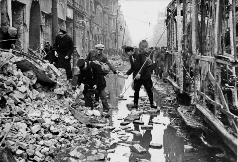 Der Zweite Weltkrieg: Die Oranienstraße nach einem Luftangriff im Februar 1945. Ein Wasserrohr barst beim Angriff. 