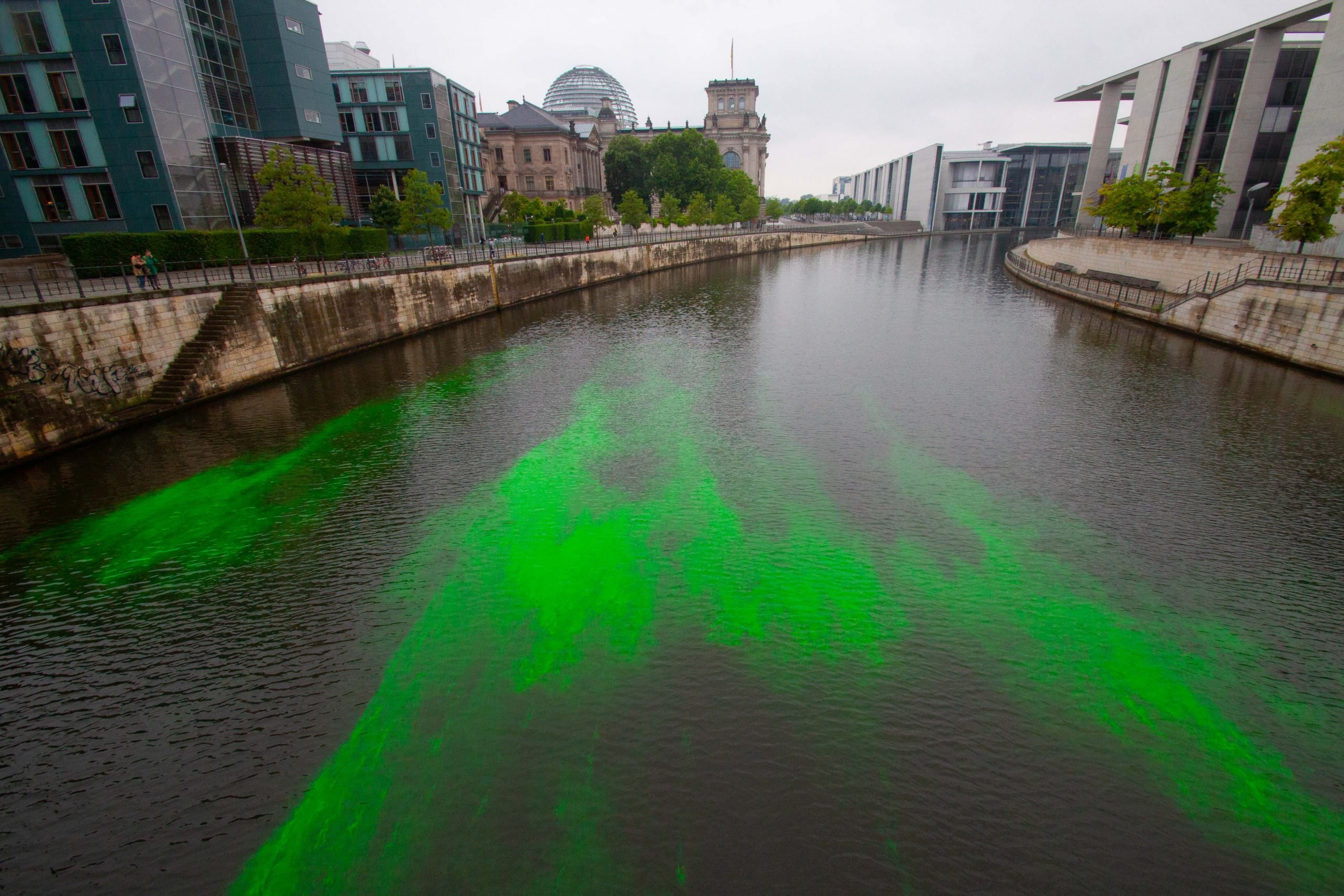 Grün gefärbte Spree von Extinction Rebellion