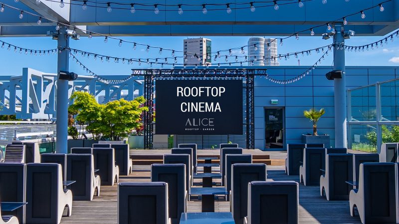 Freiluftkino über den Dächern: Die Astor Filmlounge kooperiert mit Alice Rooftop für Open-Air-Kino mit BLick auf die Kantstraße. Foto: Promo
