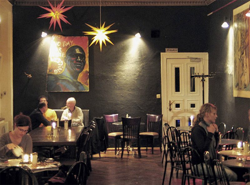 Ein Stück Berliner Kultur: Das Schwarze Café, rund um die Uhr geöffnet und gut zum spät Essen in Berlin.