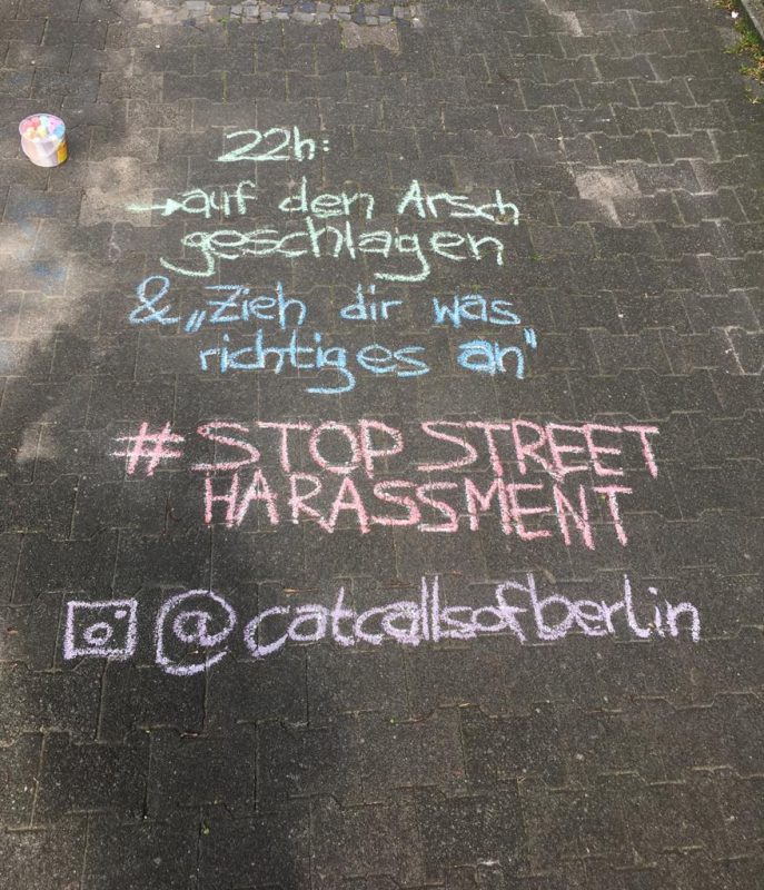 Catcallsofberlin macht sexuelle Belästigung an den Orten öffentlich, wo Frauen sie ertragen mussten. 