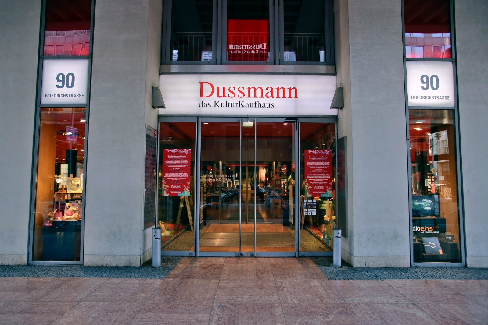 Das Kulturkaufhaus Dussmann ist eine wahre Berliner Institution. Hier finden sich Bücher zu fast jedem Thema, natürlich auch queere Literatur. Foto: Imago Images/Reiner Zensen