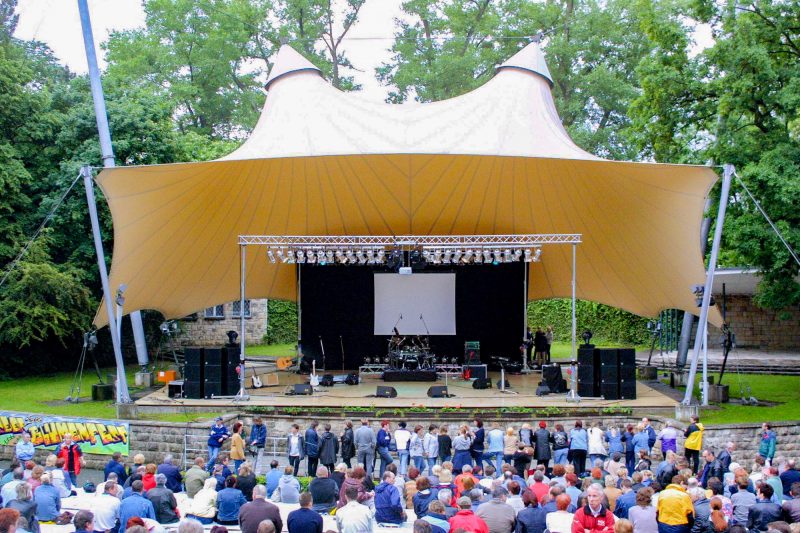 Früher eine Bühne für Rock-Ikonen, heute ein lauschiger Veranstaltungsort mit Lesungen, Konzerten und Open-Air-Kino: die Freilichtbühne Weißensee Copyright: Imago/Scherf