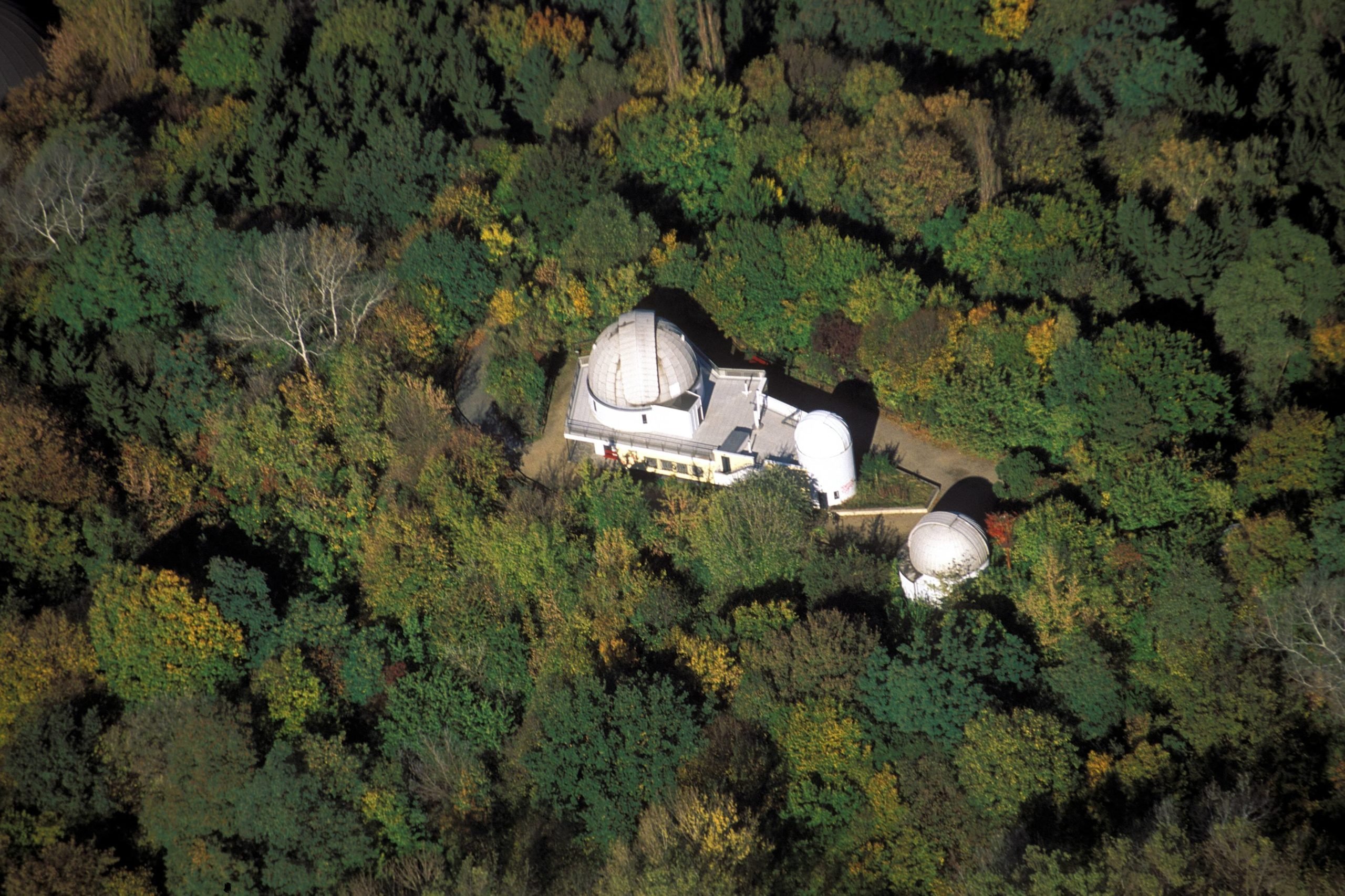 Ein Wald auf einem Trümmeberg – das ist der Insulaner. Und mittendrin: die Wilhelm-Foerster-Sternwarte. Foto: Imago/Günter Schneider