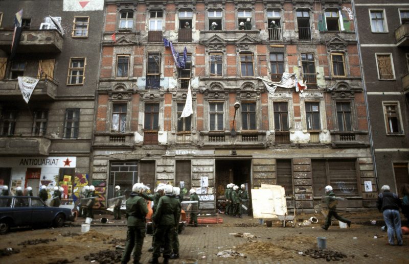 Räumung der besetzten Häuser in der Mainzer Straße in Friedrichshain am 14. November 1990.