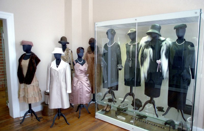 Exponate im Modemuseum Schloss Meyenburg in Meyenburg. Foto: imago images/Gueffroy 