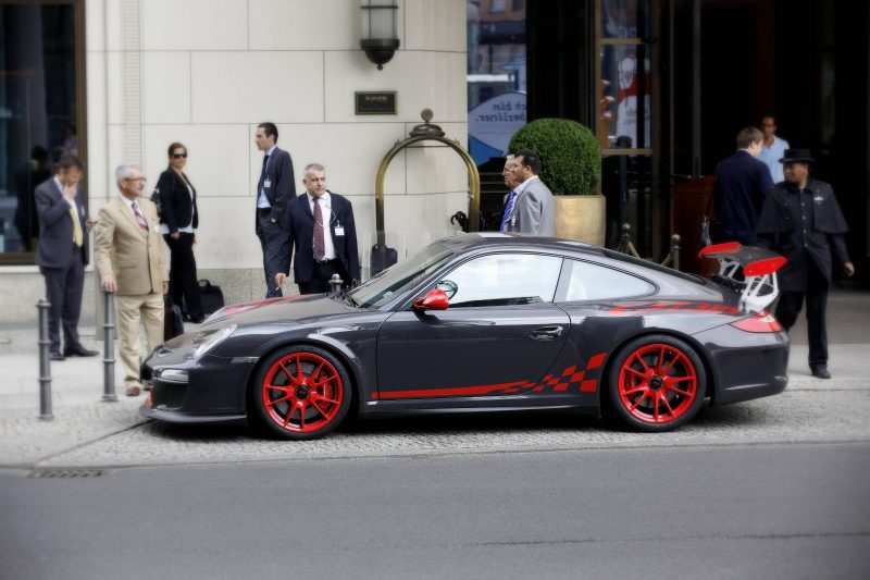 Ein Porsche 911 GT3 RS, gesehen vor dem Hotel Ritz-Carlton.