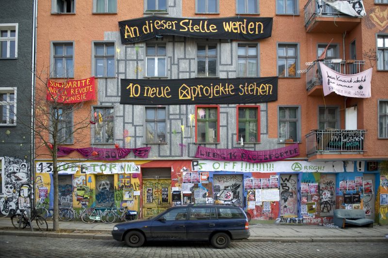 Plakate und Transparente fordern den Erhalt des linken Wohn- und Kulturprojekts Liebig14, Foto vom Januar 2011.