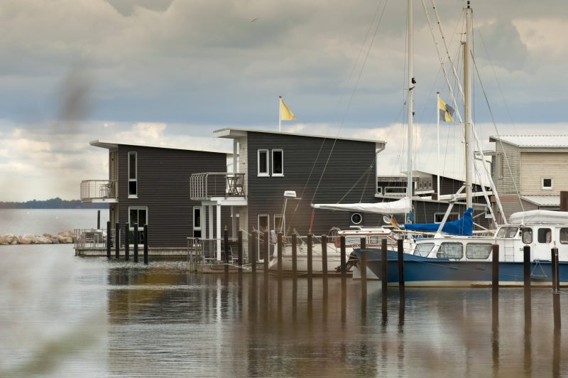 Tipps für Rügen Maledivische Tradition in Putbus: Die Wasserferienwelt im Hafen von Lauterbach auf Rügen vermietet über dem Wasser schwebende Suiten.
