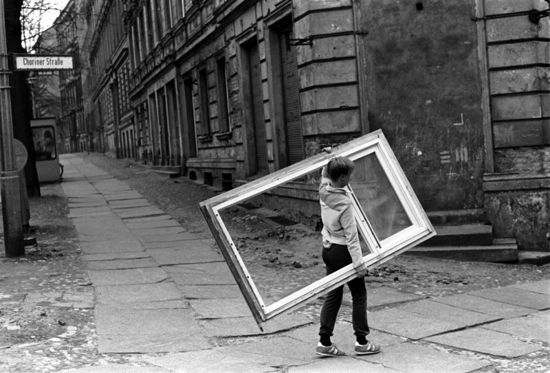 Fotos von Prenzlauer Berg: Kind mit Fenster in der Choriner Straße, 1988. 