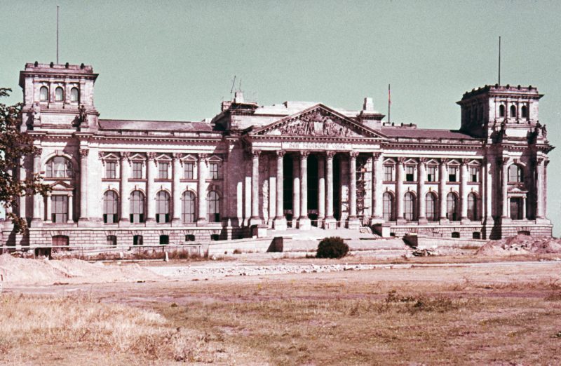 West-Berlin 1970: Keine Kuppel, keine Touristen, dafür eine Brache und die Mauer drumherum. So sah 1970 der Reichstag aus.