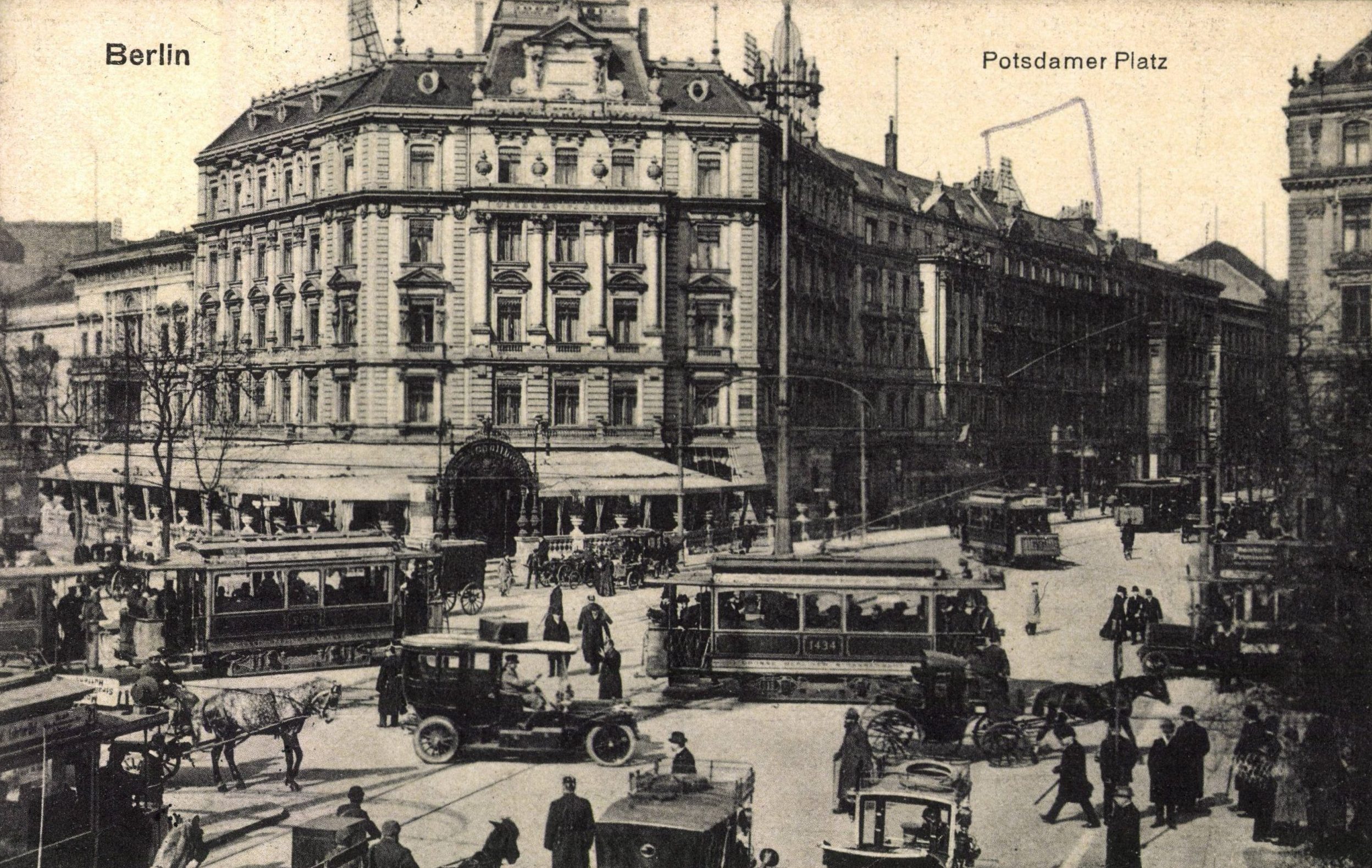 Viel los auf dem Potsdamer Platz um 1920.