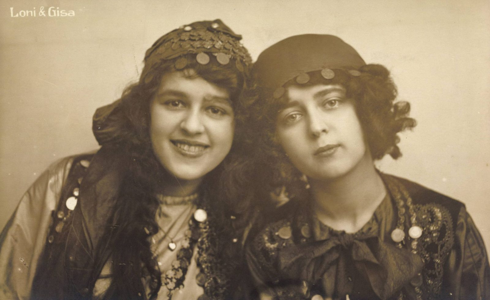 Loni und Gisa im Café Meran, 1920.