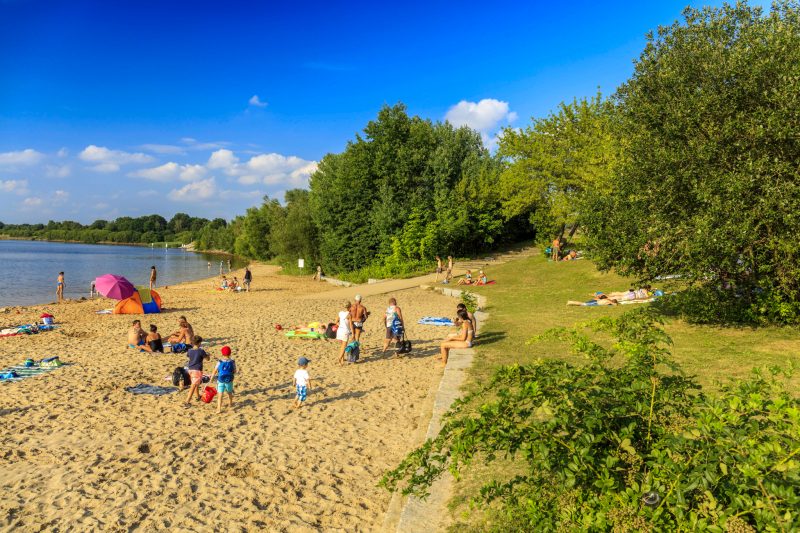 Seen in Brandenburg Der Sandstrand am Senftenberger See ist ein Paradies für Familien.