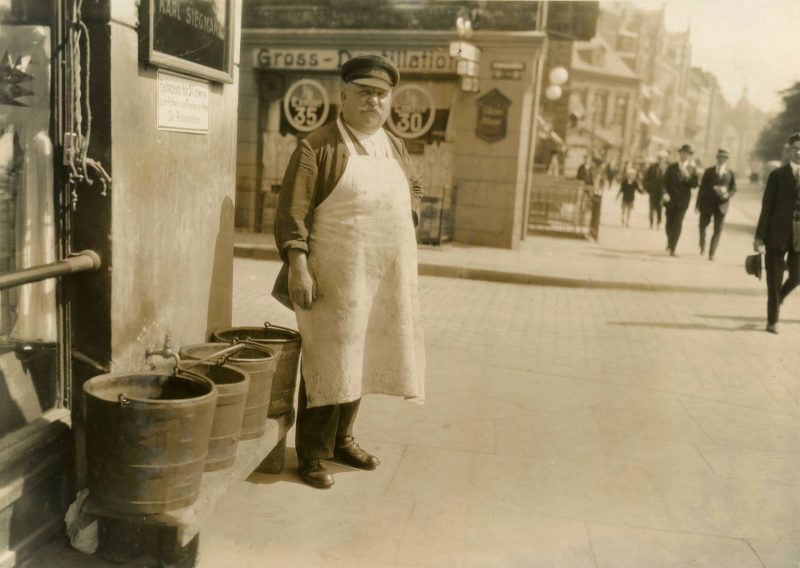 Einkaufen in Berlin um 1920.