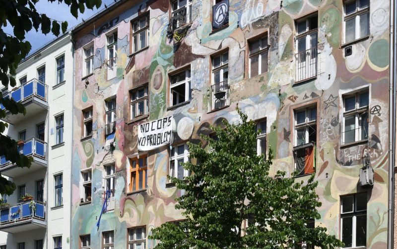 Besetztes Haus mit Graffitis in der Rigaer Strasse 94 in Friedrichshain. 