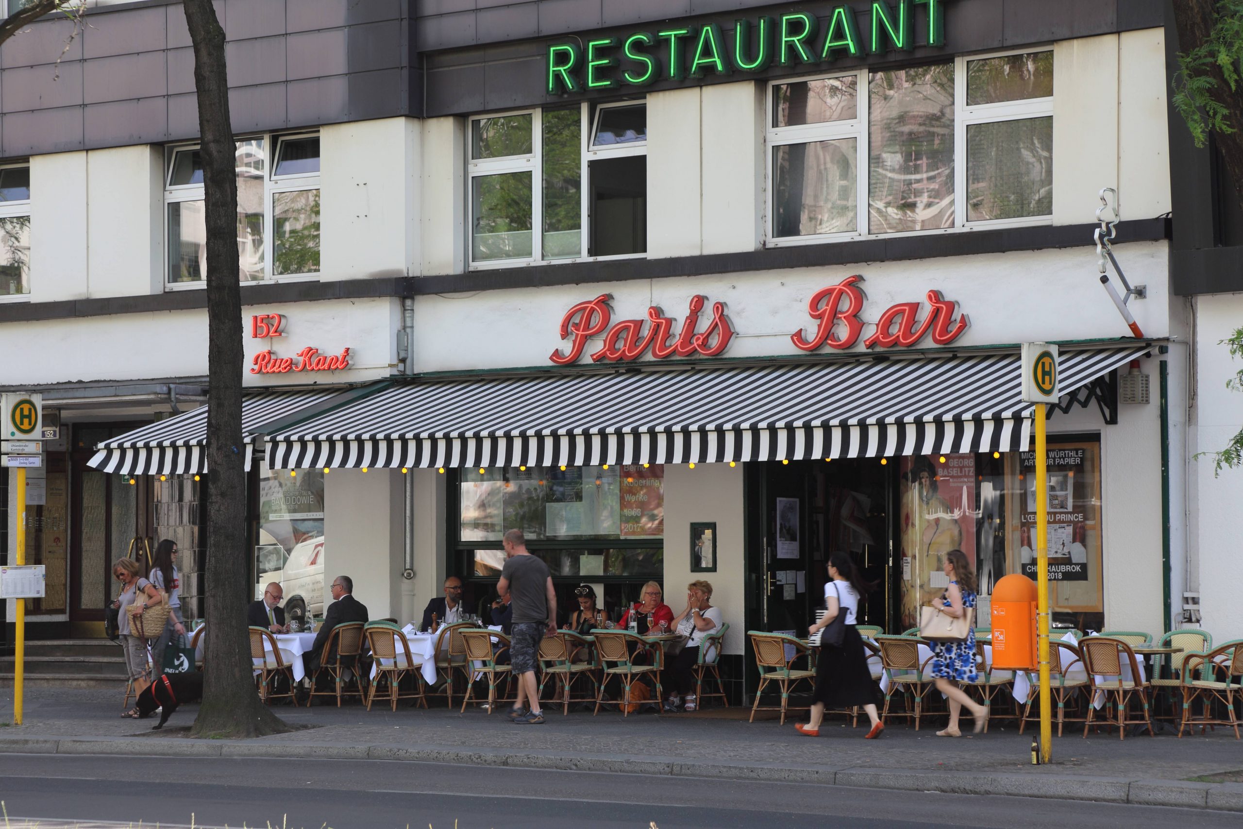 Besondere Orte in Berlin: Die Paris Bar in der Kantstraße in Charlottenburg. 