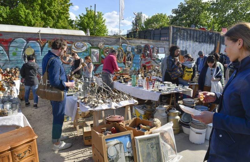 Der Flohmarkt am Mauerpark ist der Klassiker, allerdings oft auch überlaufen – und mit vielen Verkaufsständen. Foto: Imago Images/Schöning